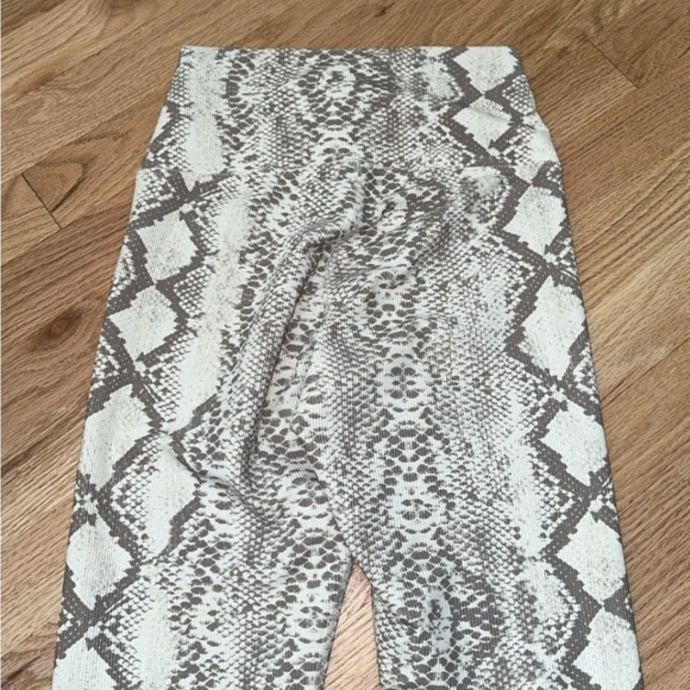 Beach Riot Sport Ayla Taupe Snake Print Leggings - Picture 8 of 9
